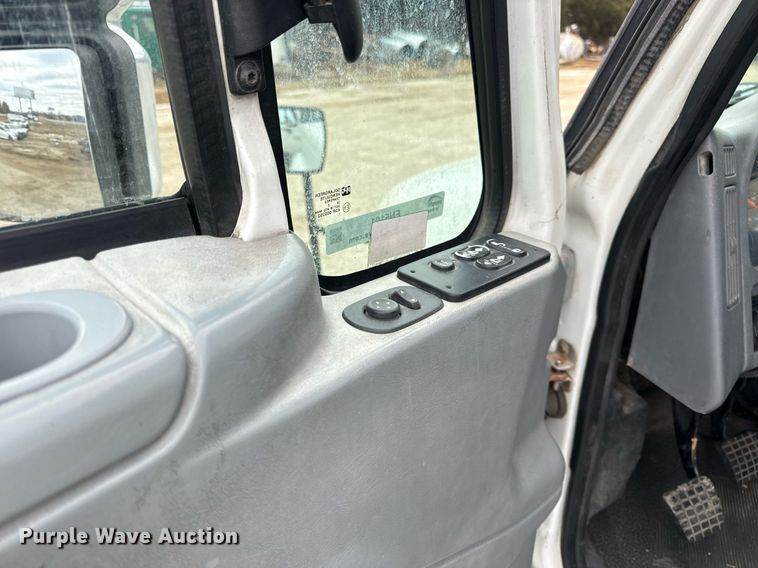 image for item EN5101 2006 International 8600 semi truck