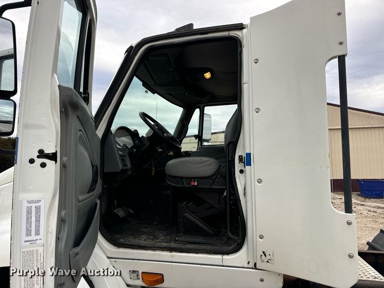 image for item EN5101 2006 International 8600 semi truck