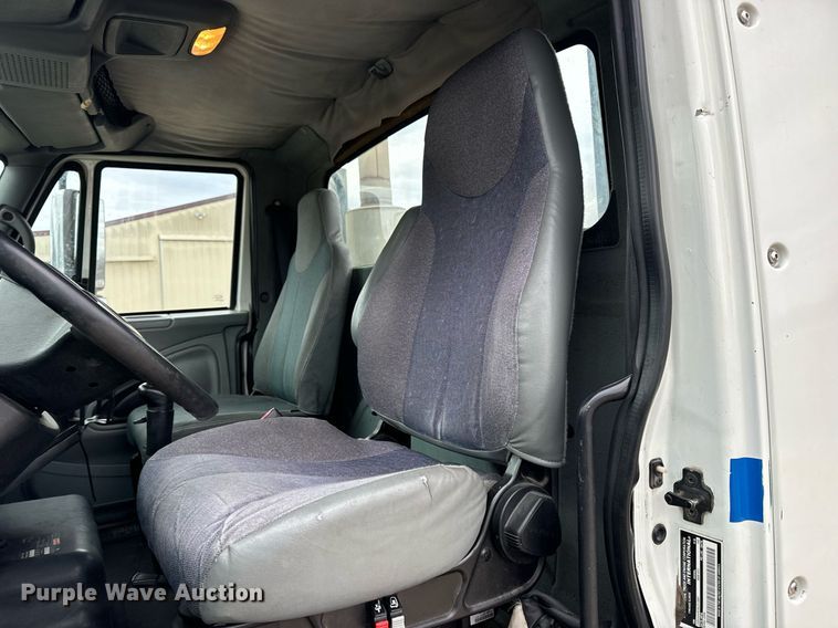 image for item EN5101 2006 International 8600 semi truck