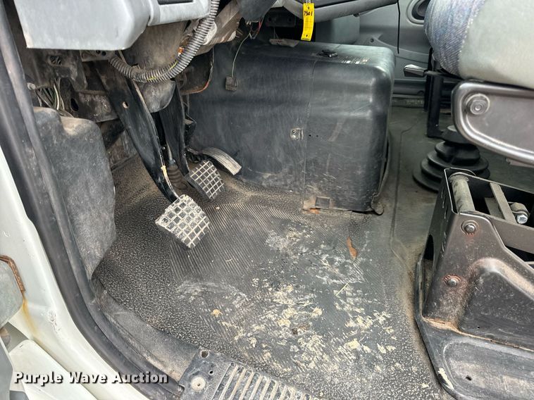 image for item EN5101 2006 International 8600 semi truck