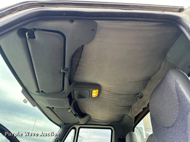 image for item EN5101 2006 International 8600 semi truck