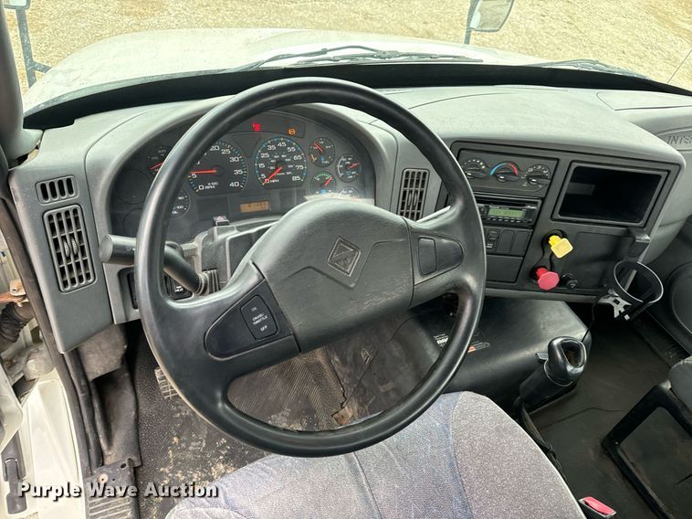 image for item EN5101 2006 International 8600 semi truck