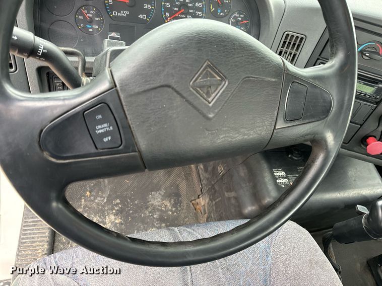 image for item EN5101 2006 International 8600 semi truck