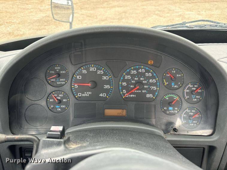 image for item EN5101 2006 International 8600 semi truck