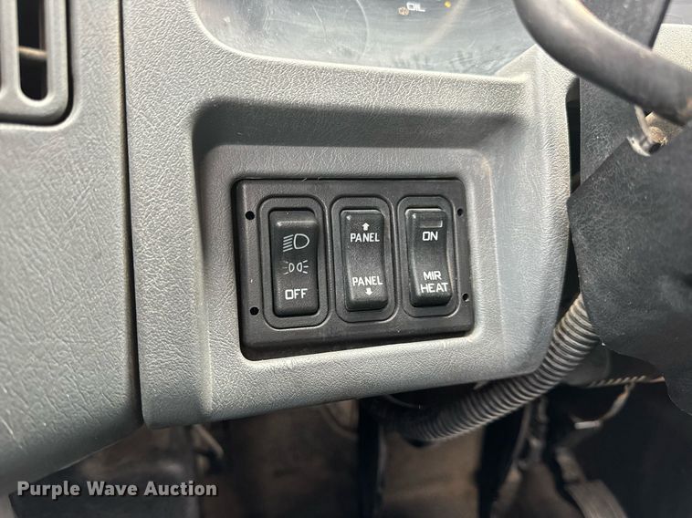 image for item EN5101 2006 International 8600 semi truck