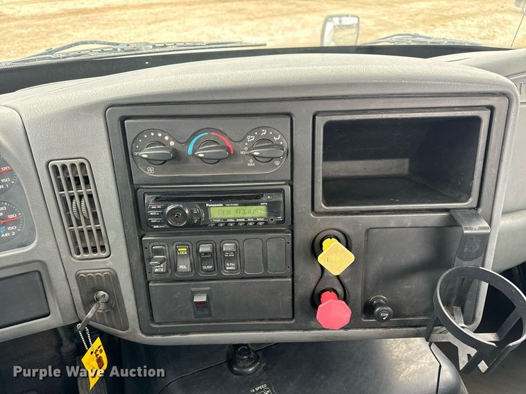 image for item EN5101 2006 International 8600 semi truck