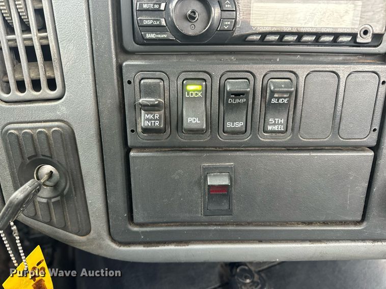 image for item EN5101 2006 International 8600 semi truck