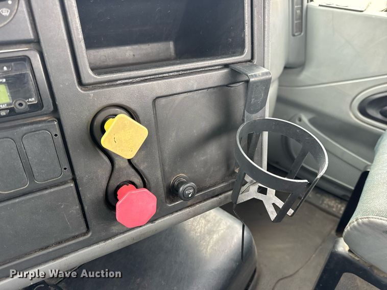 image for item EN5101 2006 International 8600 semi truck