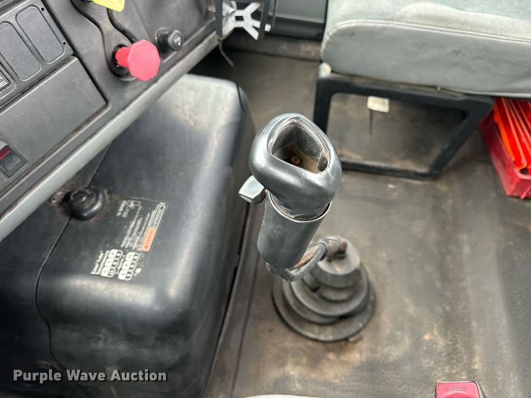 image for item EN5101 2006 International 8600 semi truck