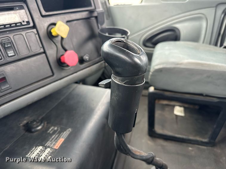 image for item EN5101 2006 International 8600 semi truck