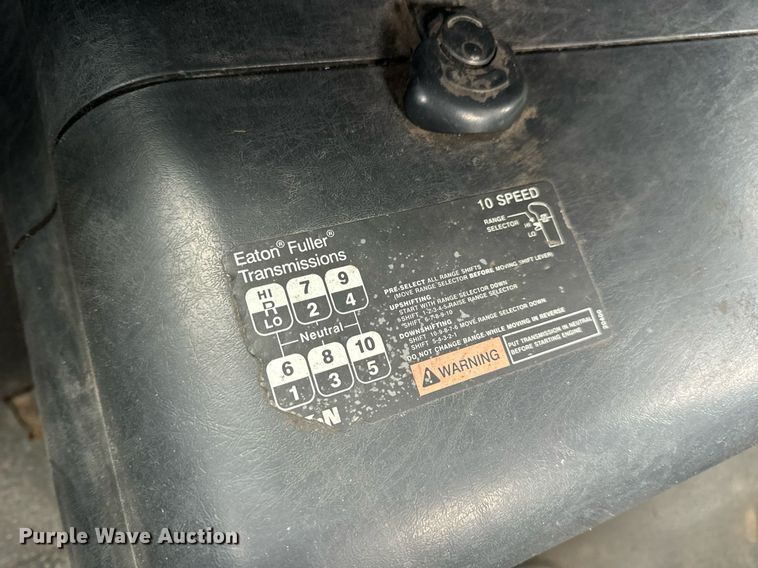 image for item EN5101 2006 International 8600 semi truck