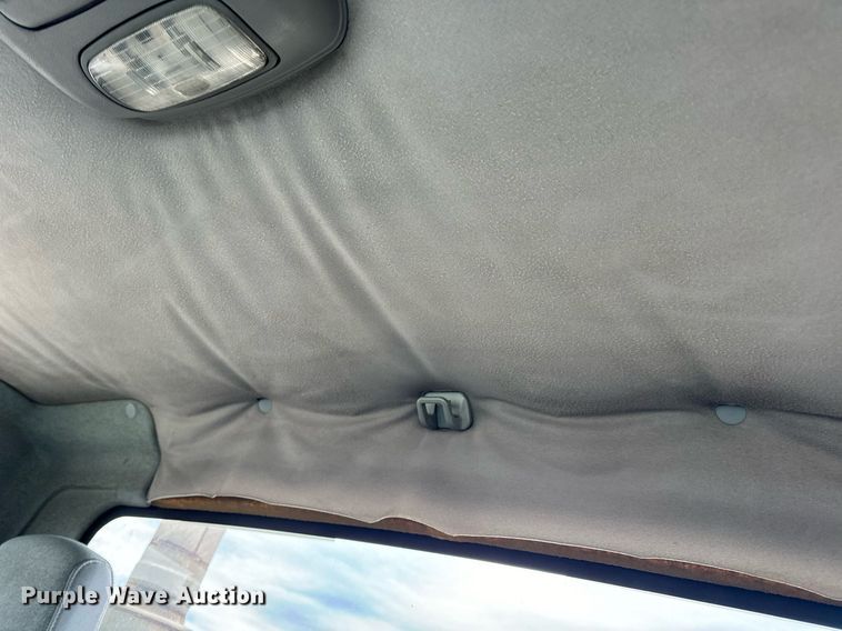 image for item EN5101 2006 International 8600 semi truck