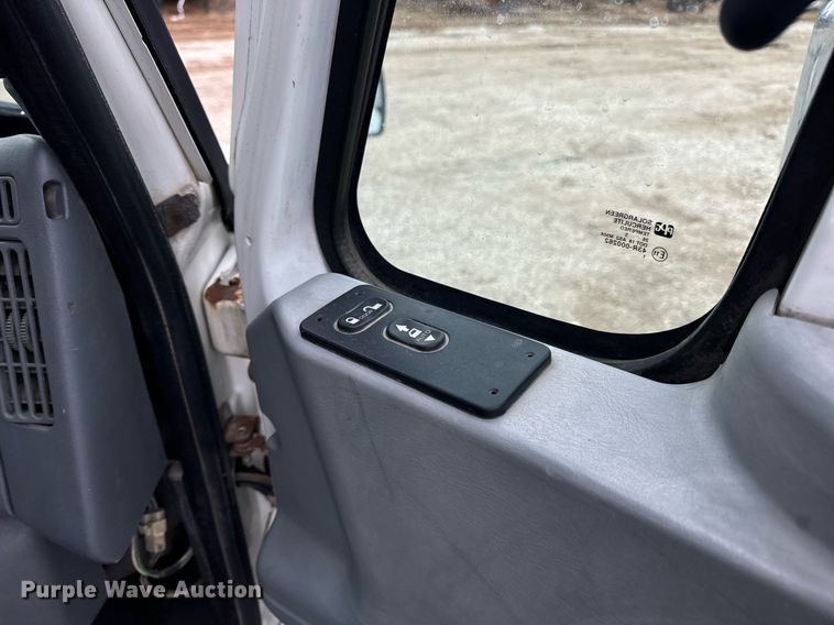 image for item EN5101 2006 International 8600 semi truck