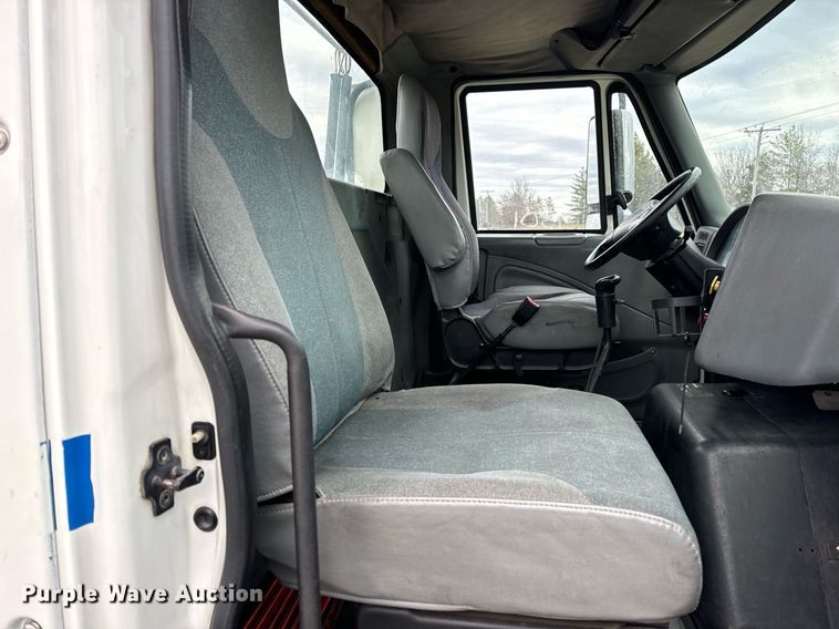 image for item EN5101 2006 International 8600 semi truck