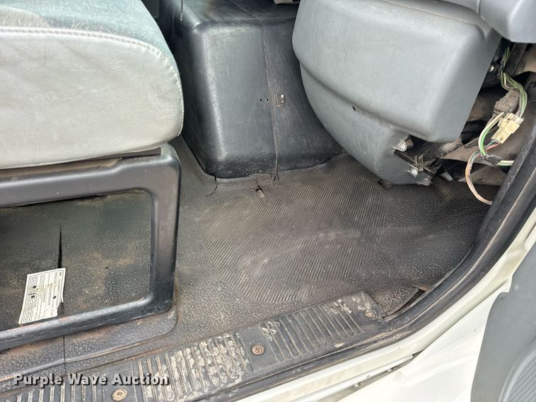 image for item EN5101 2006 International 8600 semi truck