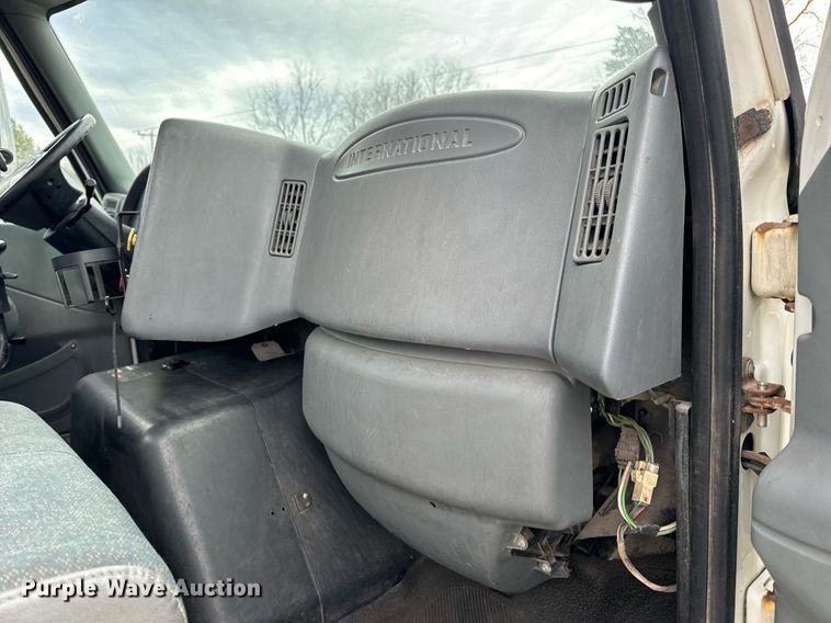 image for item EN5101 2006 International 8600 semi truck