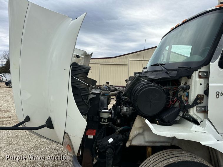 image for item EN5101 2006 International 8600 semi truck