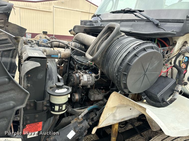 image for item EN5101 2006 International 8600 semi truck