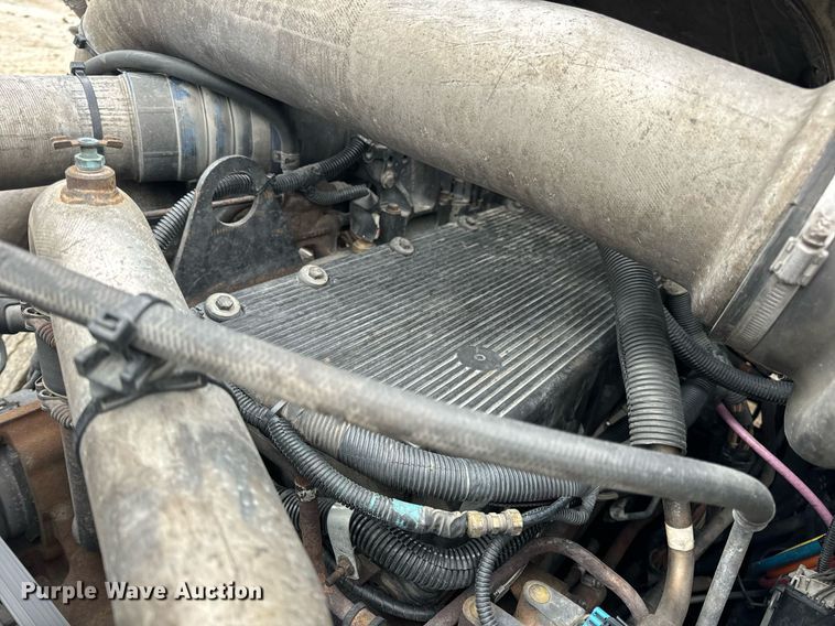 image for item EN5101 2006 International 8600 semi truck