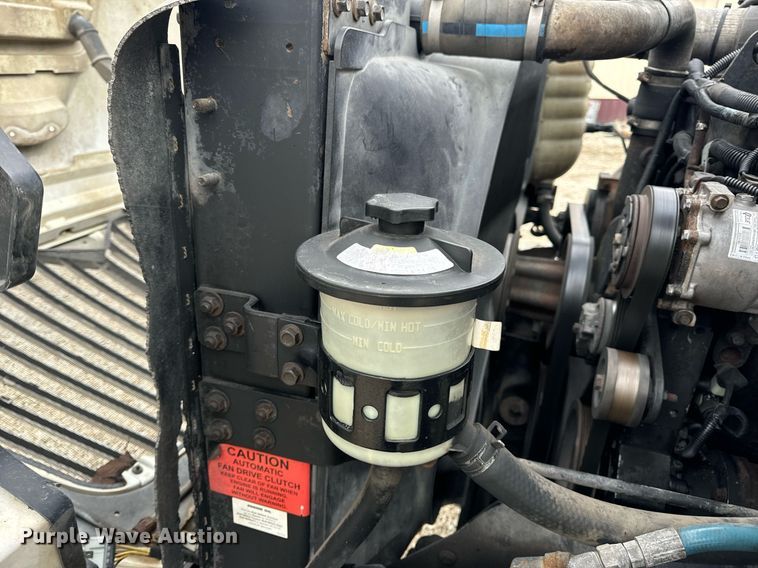 image for item EN5101 2006 International 8600 semi truck