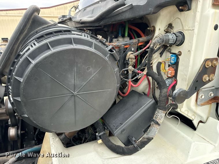 image for item EN5101 2006 International 8600 semi truck