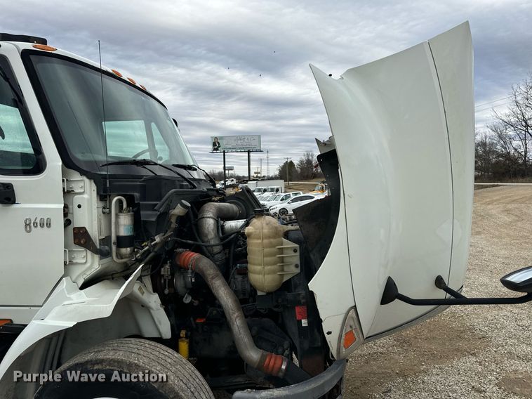 image for item EN5101 2006 International 8600 semi truck