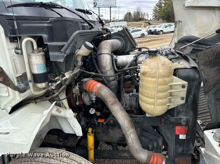 image for item EN5101 2006 International 8600 semi truck