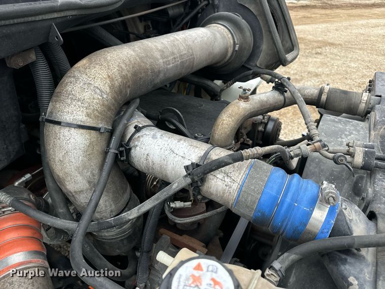 image for item EN5101 2006 International 8600 semi truck