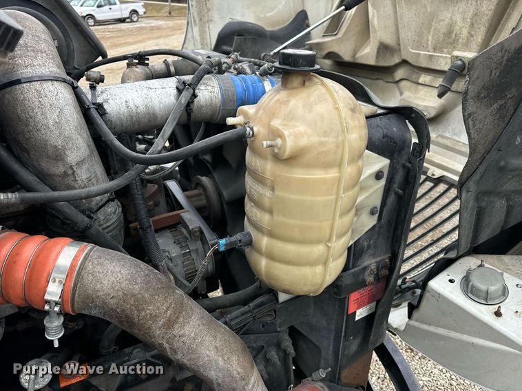 image for item EN5101 2006 International 8600 semi truck