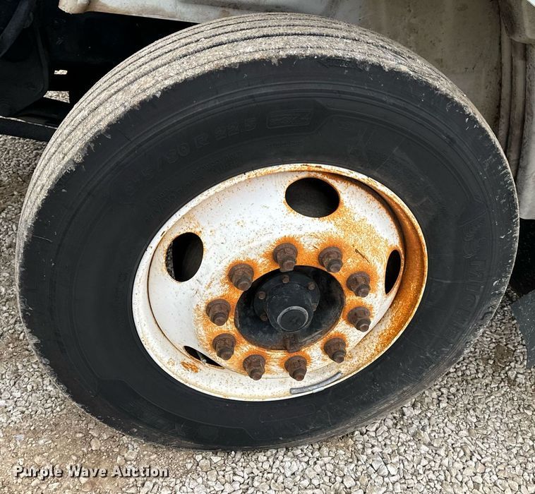 image for item EN5101 2006 International 8600 semi truck