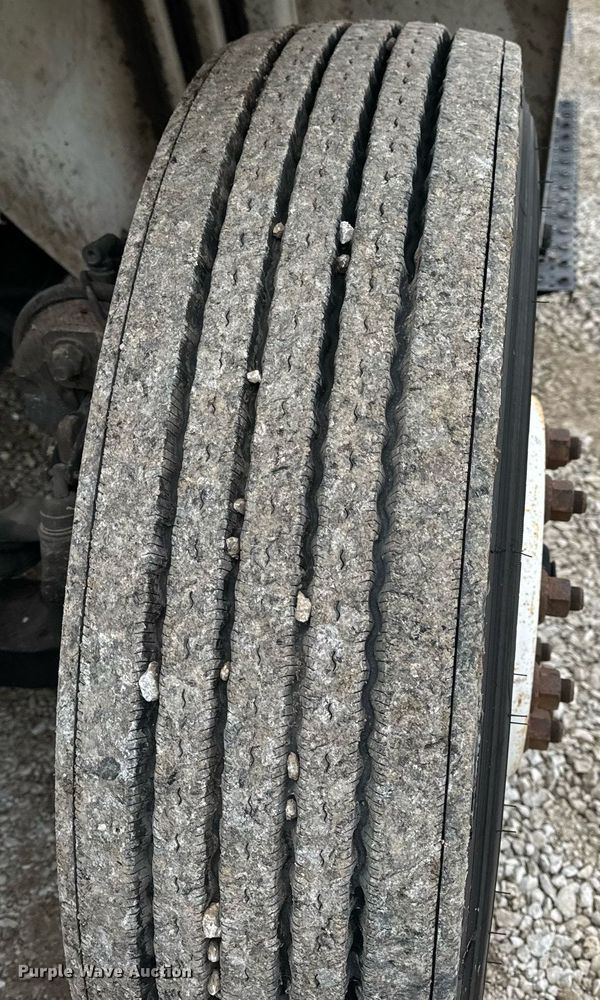 image for item EN5101 2006 International 8600 semi truck