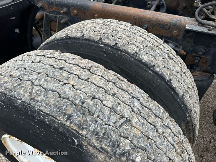 image for item EN5101 2006 International 8600 semi truck