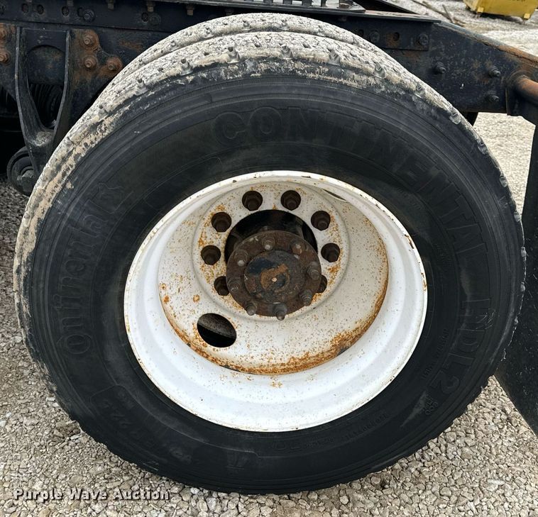 image for item EN5101 2006 International 8600 semi truck