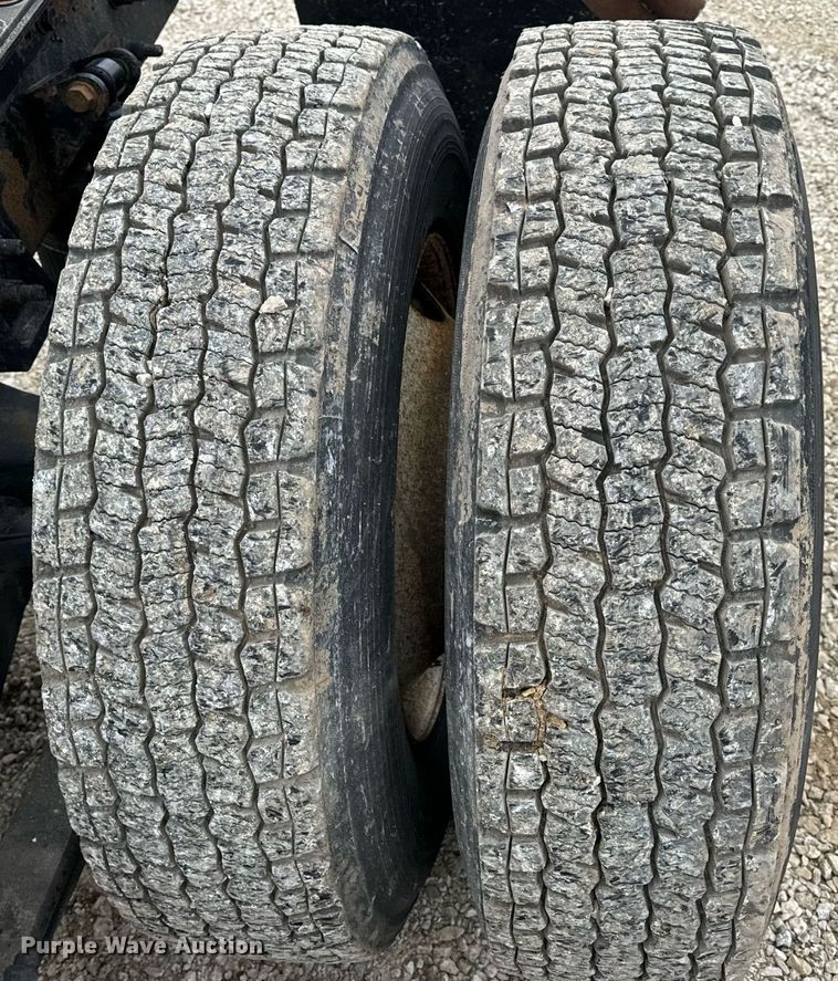 image for item EN5101 2006 International 8600 semi truck