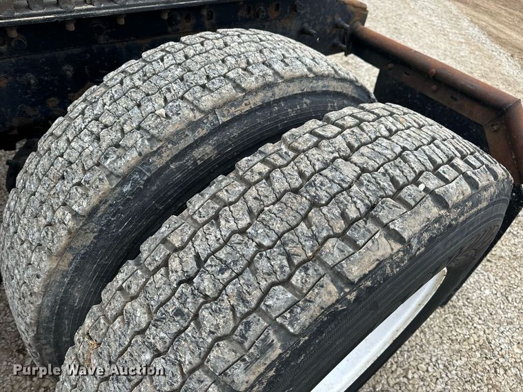 image for item EN5101 2006 International 8600 semi truck