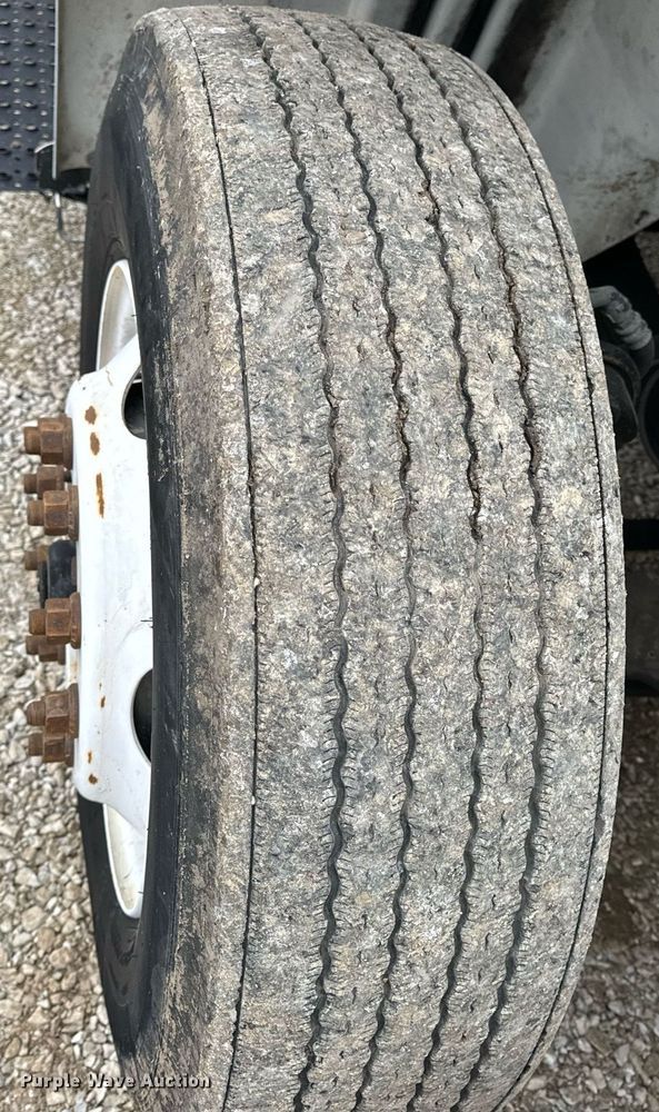 image for item EN5101 2006 International 8600 semi truck