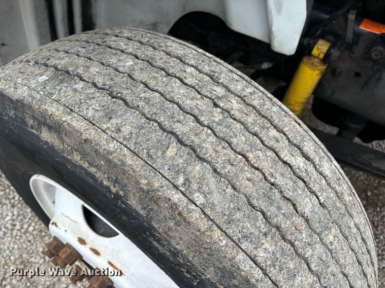 image for item EN5101 2006 International 8600 semi truck