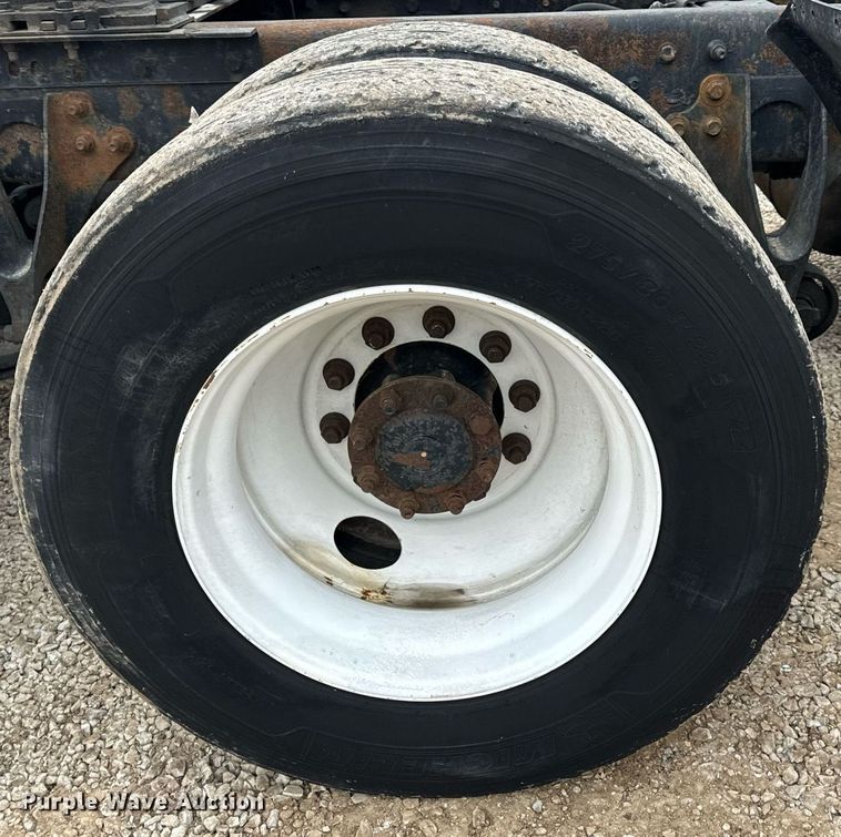 image for item EN5101 2006 International 8600 semi truck