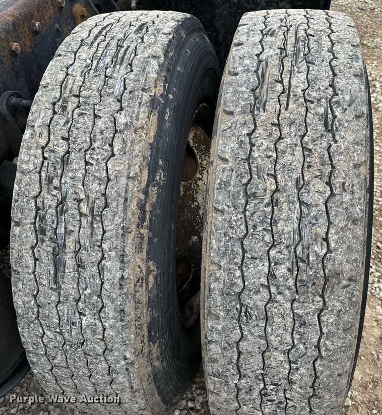 image for item EN5101 2006 International 8600 semi truck