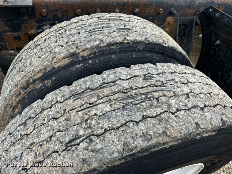 image for item EN5101 2006 International 8600 semi truck