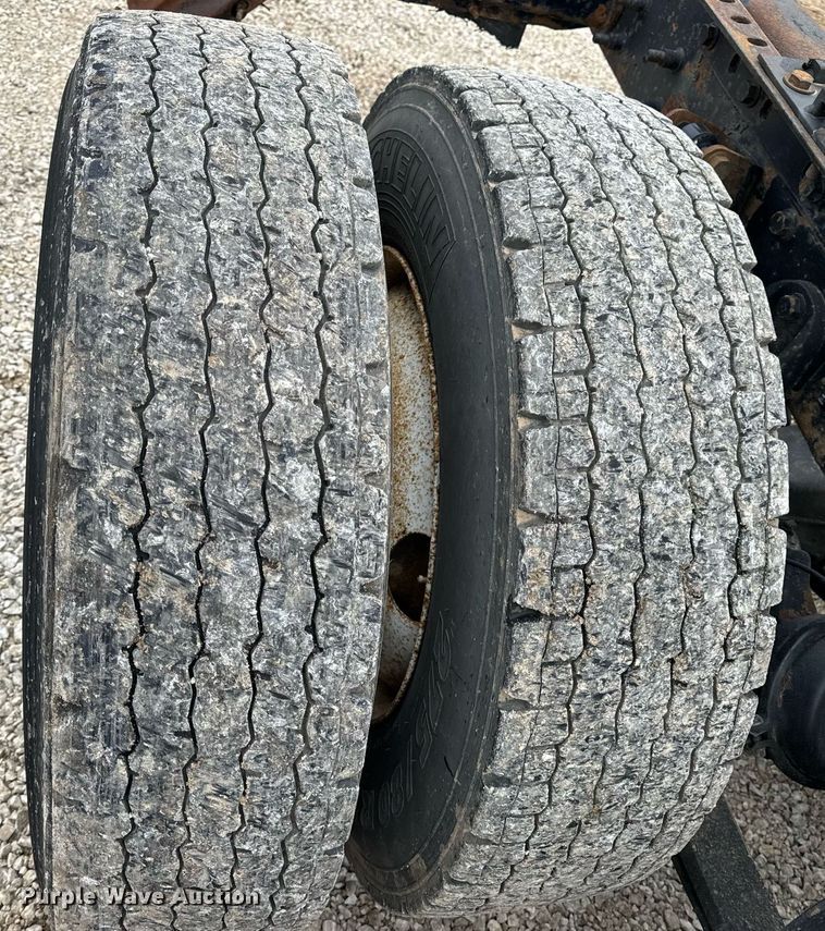 image for item EN5101 2006 International 8600 semi truck