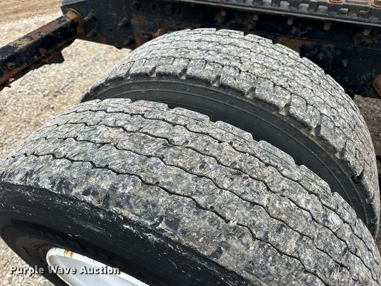 image for item EN5101 2006 International 8600 semi truck