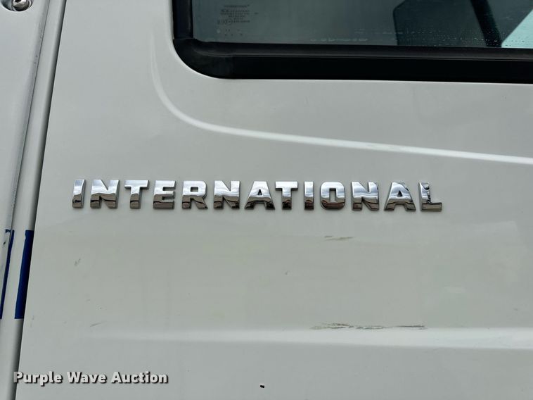 image for item EN5101 2006 International 8600 semi truck