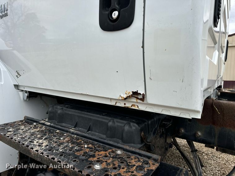 image for item EN5102 2007 International 4400 truck cab and chassis