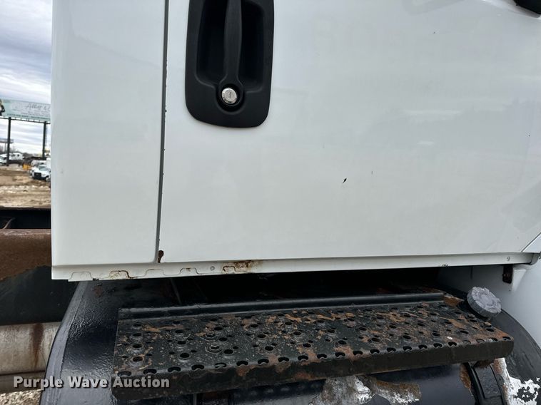 image for item EN5102 2007 International 4400 truck cab and chassis