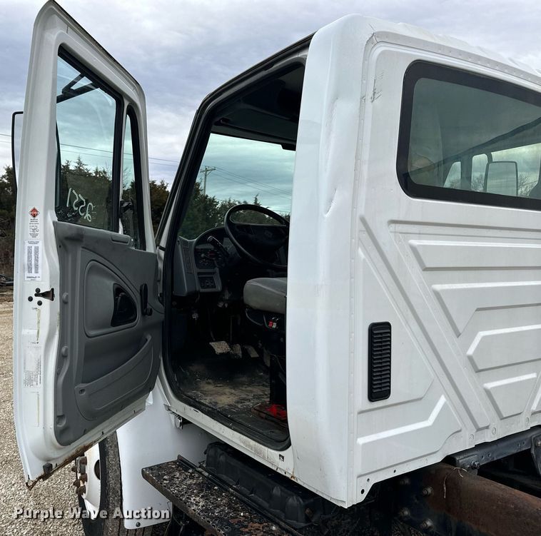 image for item EN5102 2007 International 4400 truck cab and chassis