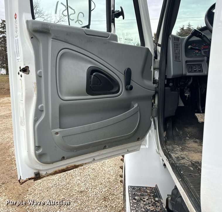 image for item EN5102 2007 International 4400 truck cab and chassis