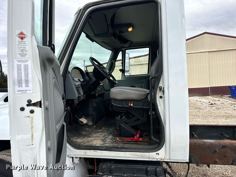 image for item EN5102 2007 International 4400 truck cab and chassis