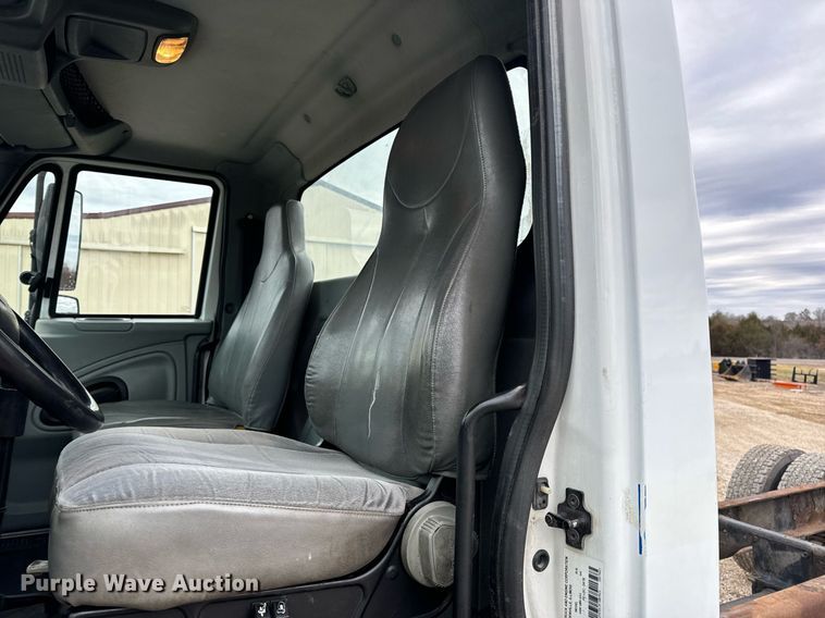 image for item EN5102 2007 International 4400 truck cab and chassis