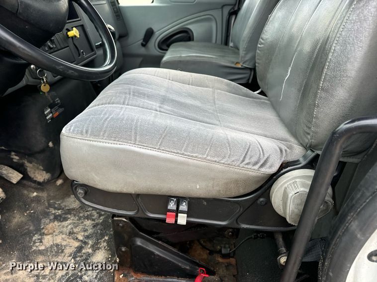 image for item EN5102 2007 International 4400 truck cab and chassis